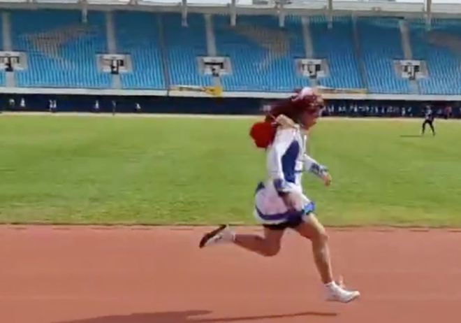 凯发k8娱乐男生穿裙子跑步夺冠被学校取消